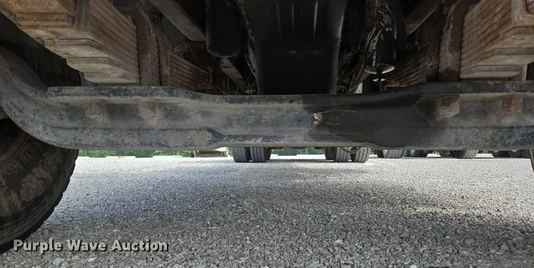 image for item EN2073 2002 International 2574 roll-off container truck