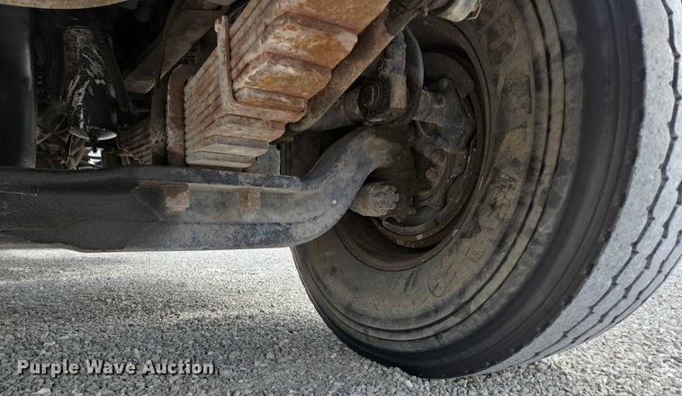 image for item EN2073 2002 International 2574 roll-off container truck