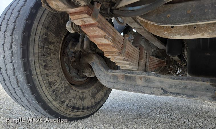 image for item EN2073 2002 International 2574 roll-off container truck