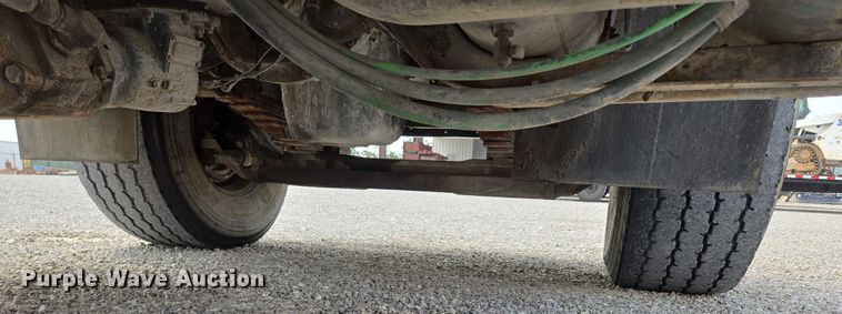 image for item EN2073 2002 International 2574 roll-off container truck