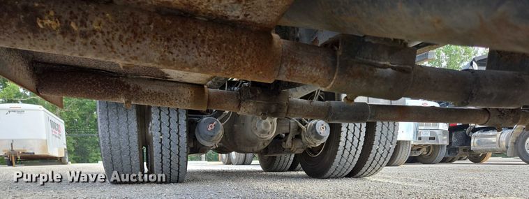 image for item EN2073 2002 International 2574 roll-off container truck