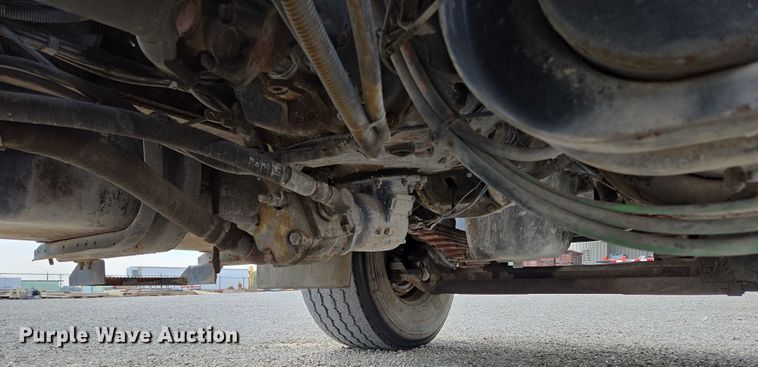 image for item EN2073 2002 International 2574 roll-off container truck