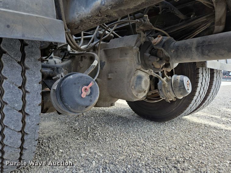 image for item EN2073 2002 International 2574 roll-off container truck