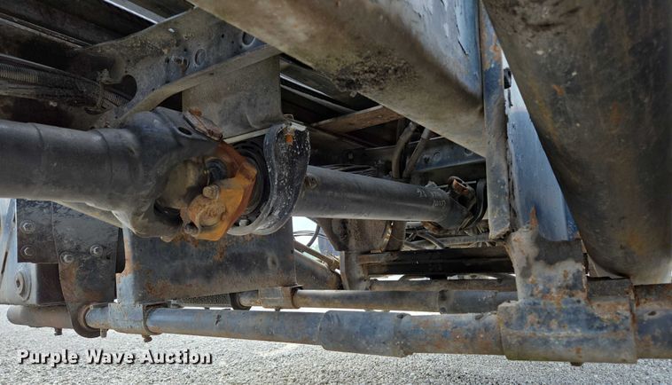 image for item EN2073 2002 International 2574 roll-off container truck