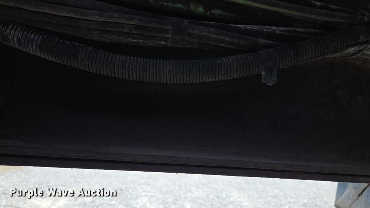 image for item EN2073 2002 International 2574 roll-off container truck