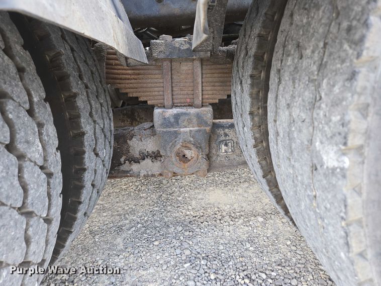 image for item EN2073 2002 International 2574 roll-off container truck