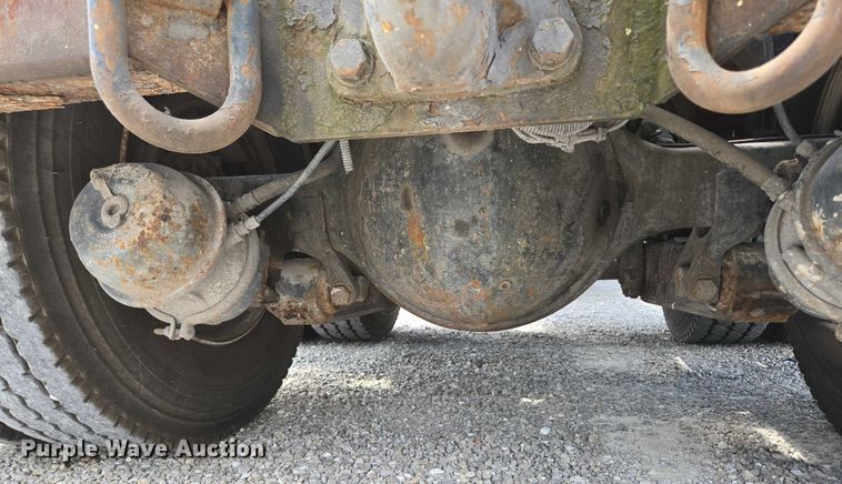 image for item EN2073 2002 International 2574 roll-off container truck