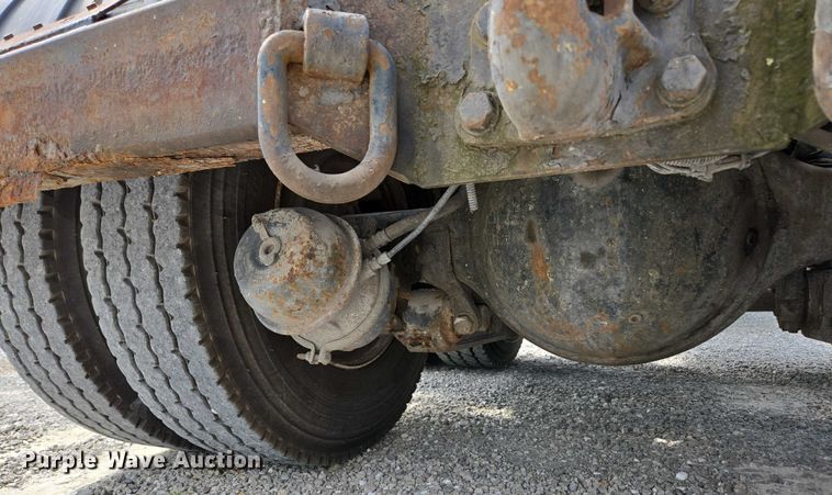 image for item EN2073 2002 International 2574 roll-off container truck