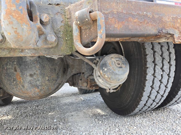 image for item EN2073 2002 International 2574 roll-off container truck