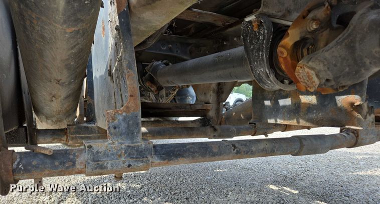 image for item EN2073 2002 International 2574 roll-off container truck