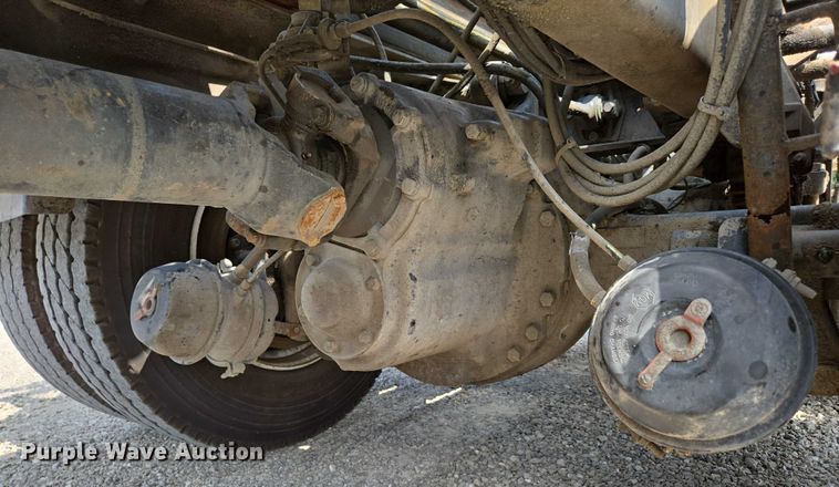 image for item EN2073 2002 International 2574 roll-off container truck