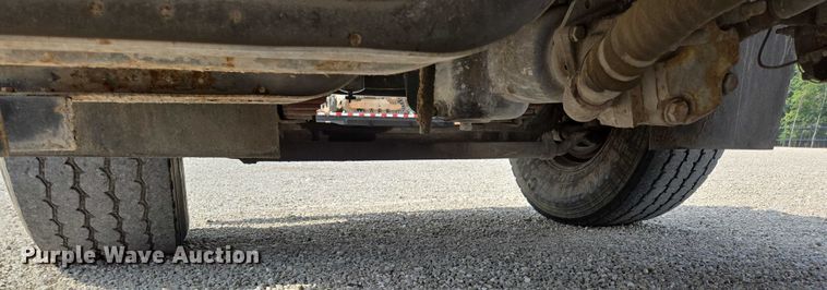 image for item EN2073 2002 International 2574 roll-off container truck