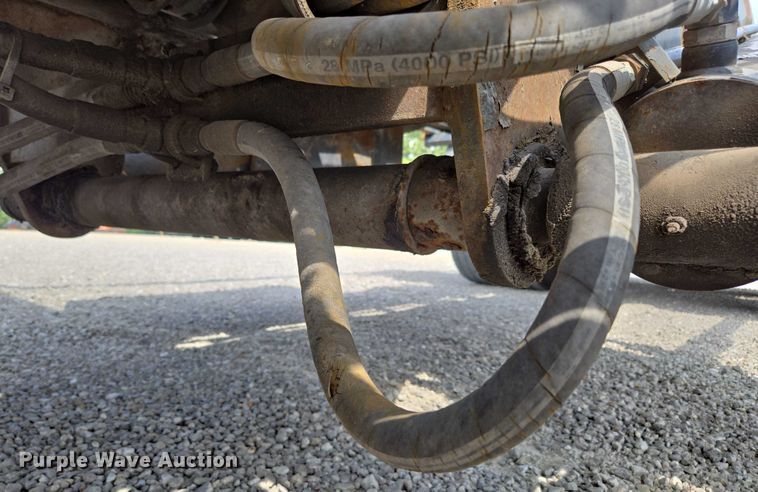 image for item EN2073 2002 International 2574 roll-off container truck