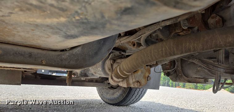 image for item EN2073 2002 International 2574 roll-off container truck