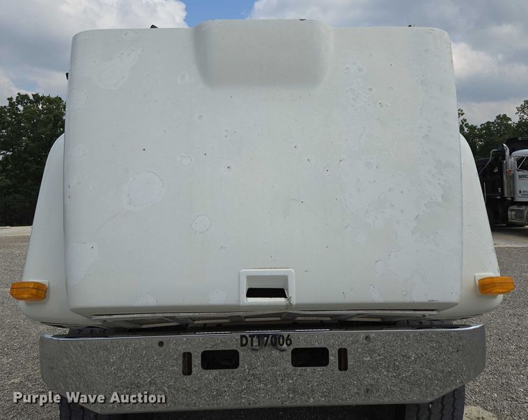 image for item EN2073 2002 International 2574 roll-off container truck