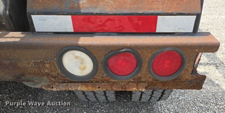 image for item EN2073 2002 International 2574 roll-off container truck