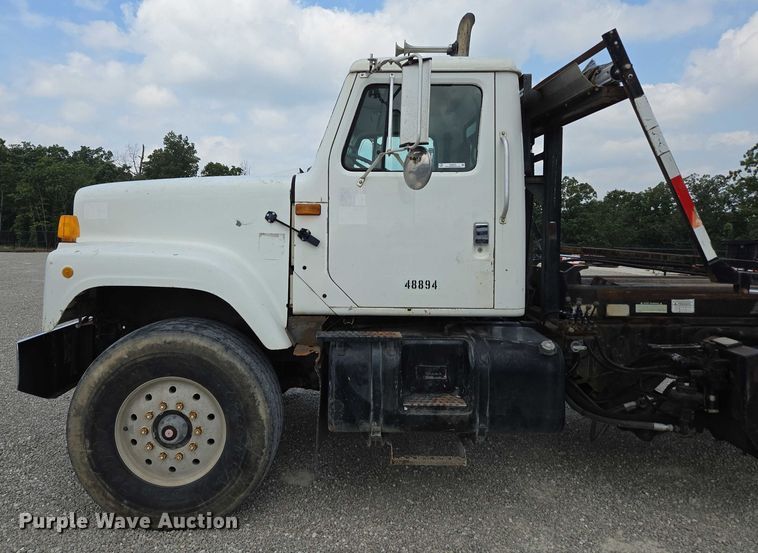 image for item EN2073 2002 International 2574 roll-off container truck