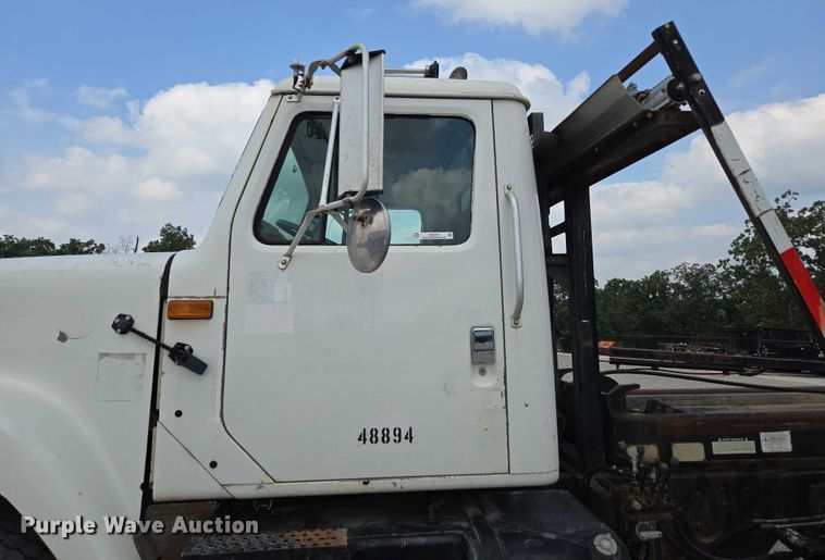 image for item EN2073 2002 International 2574 roll-off container truck