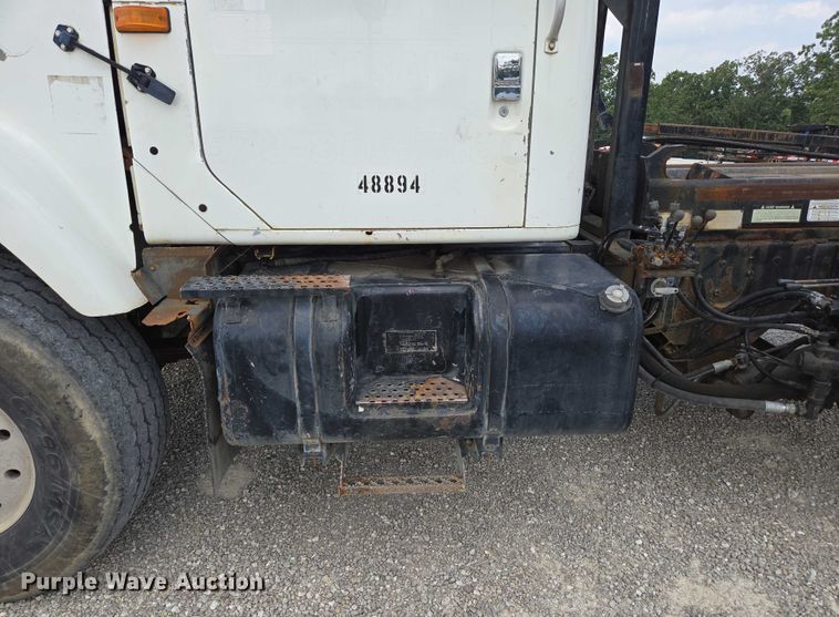 image for item EN2073 2002 International 2574 roll-off container truck