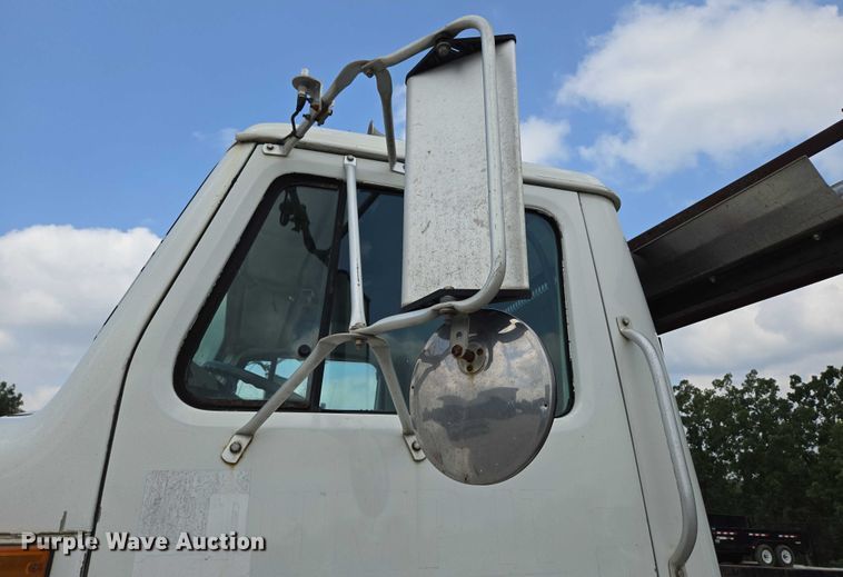 image for item EN2073 2002 International 2574 roll-off container truck