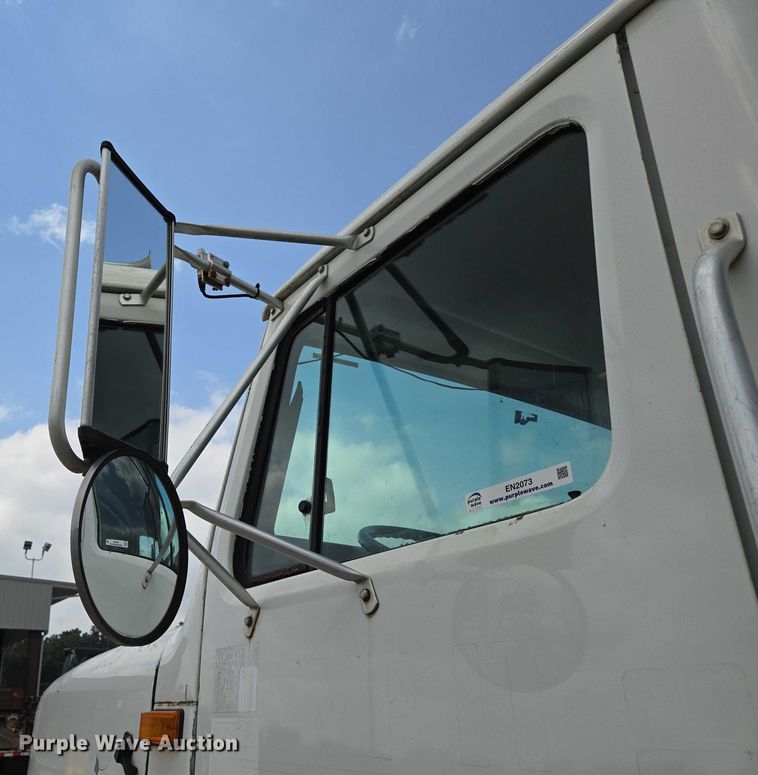 image for item EN2073 2002 International 2574 roll-off container truck