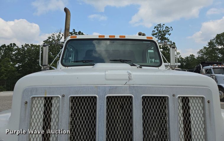 image for item EN2073 2002 International 2574 roll-off container truck