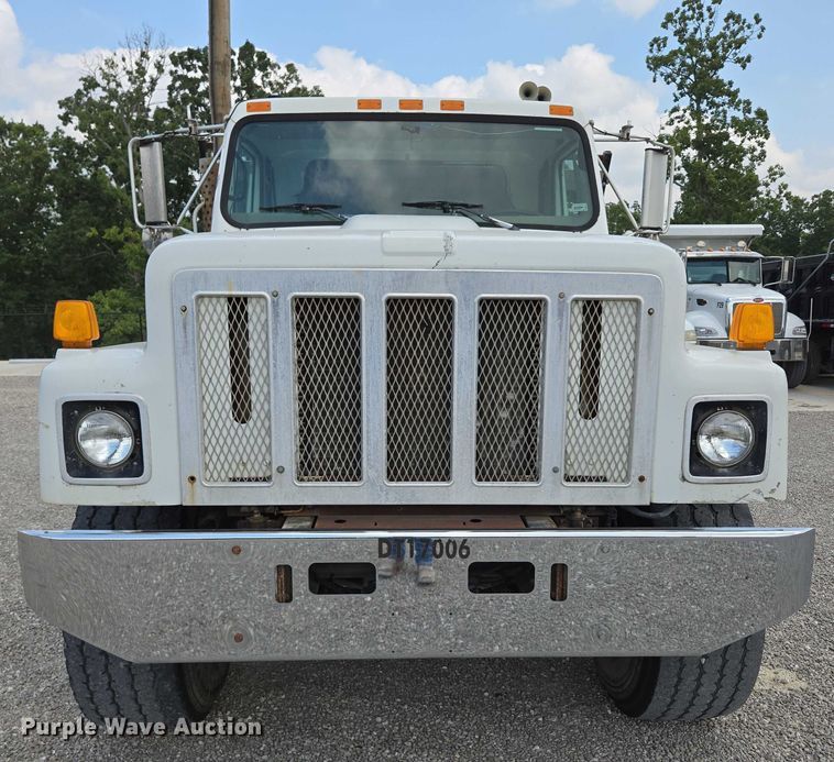 image for item EN2073 2002 International 2574 roll-off container truck