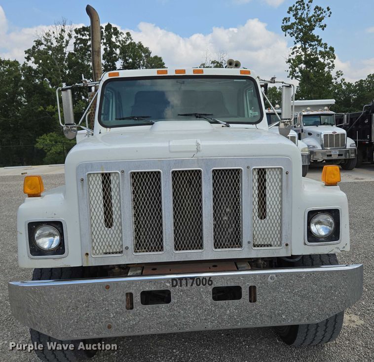 image for item EN2073 2002 International 2574 roll-off container truck