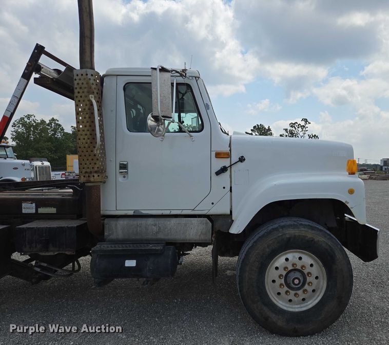 image for item EN2073 2002 International 2574 roll-off container truck