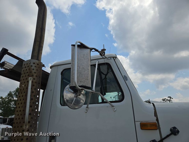 image for item EN2073 2002 International 2574 roll-off container truck