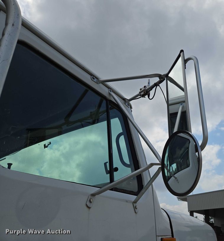 image for item EN2073 2002 International 2574 roll-off container truck