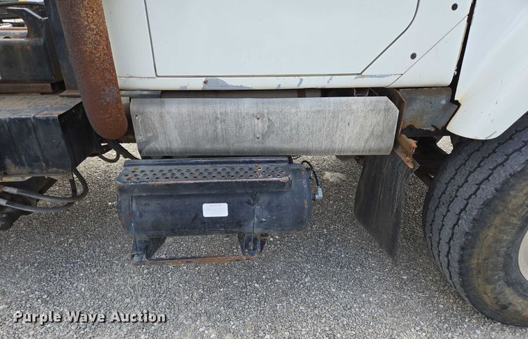 image for item EN2073 2002 International 2574 roll-off container truck