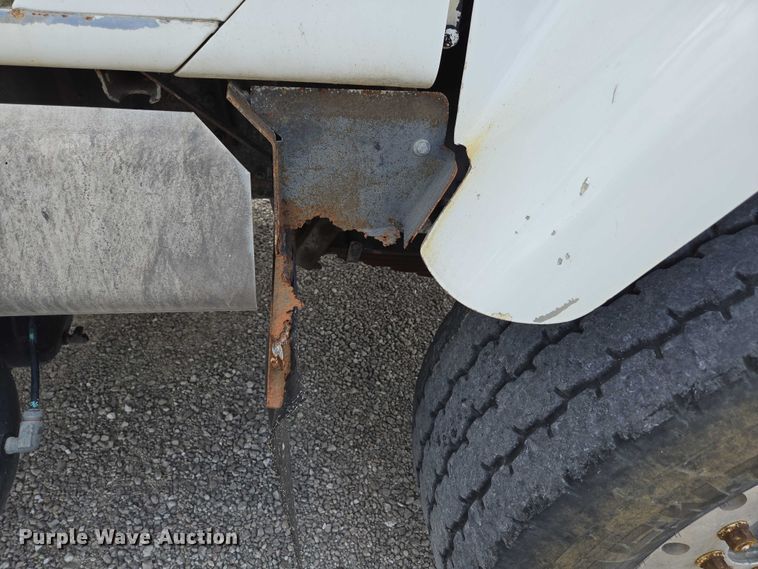 image for item EN2073 2002 International 2574 roll-off container truck