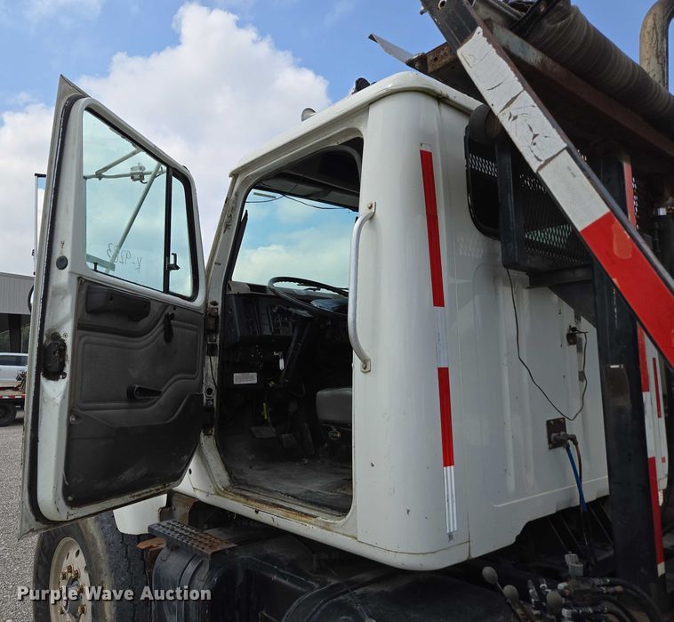 image for item EN2073 2002 International 2574 roll-off container truck