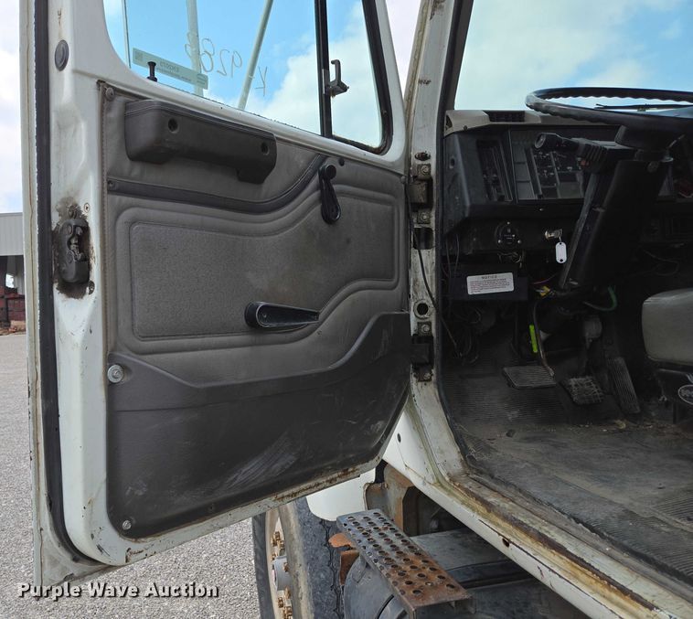 image for item EN2073 2002 International 2574 roll-off container truck