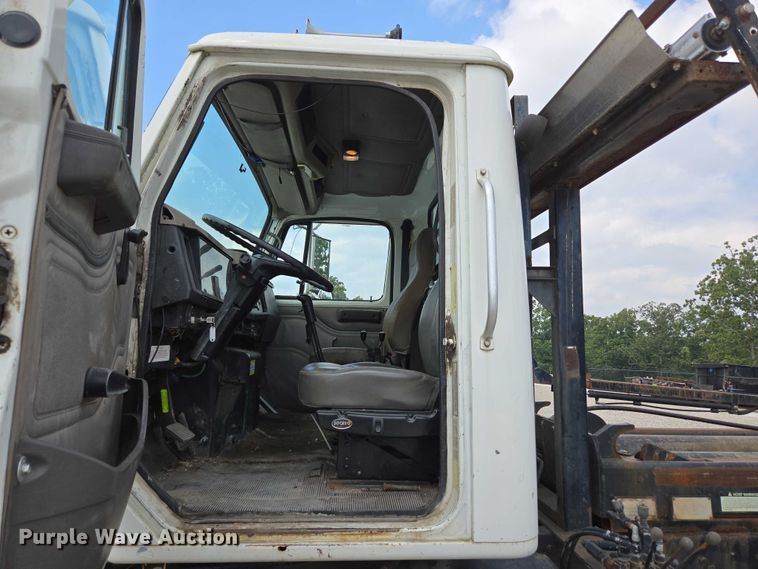 image for item EN2073 2002 International 2574 roll-off container truck