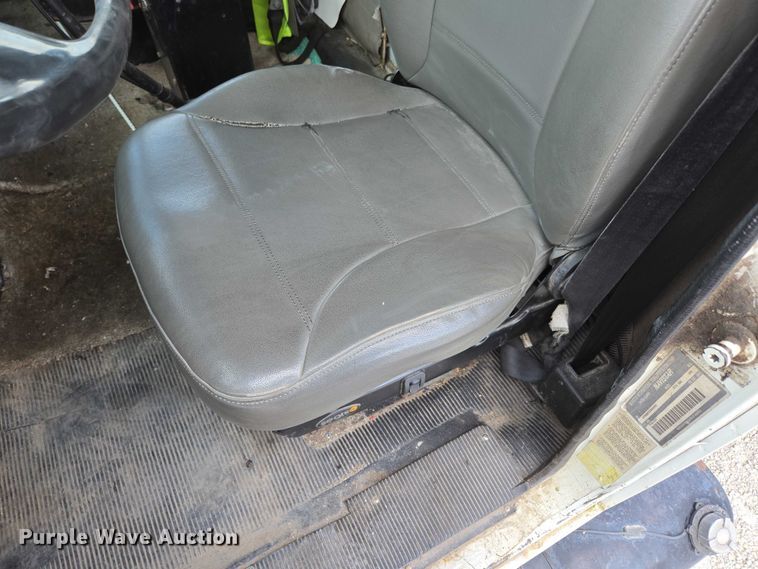 image for item EN2073 2002 International 2574 roll-off container truck