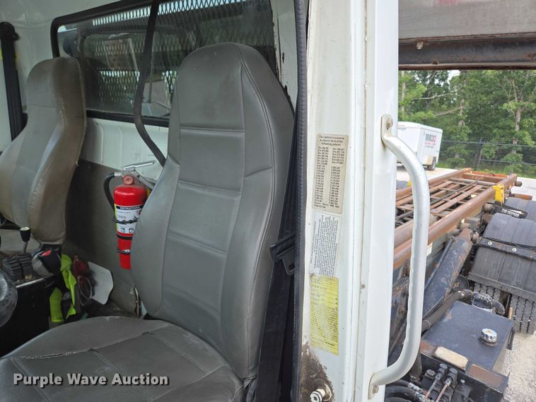 image for item EN2073 2002 International 2574 roll-off container truck