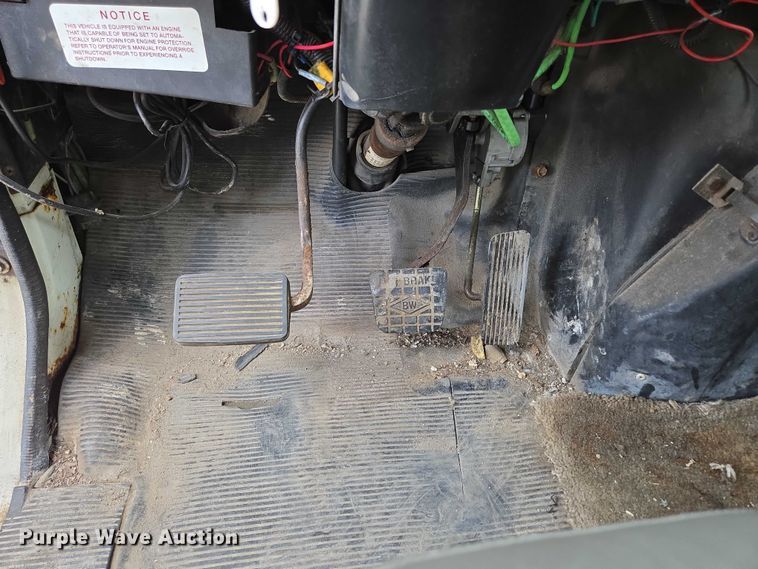 image for item EN2073 2002 International 2574 roll-off container truck