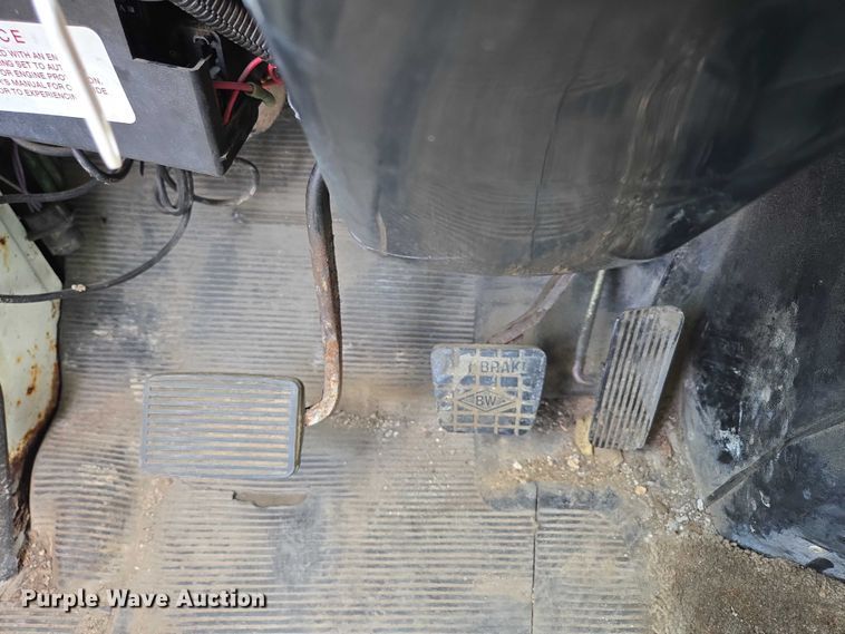 image for item EN2073 2002 International 2574 roll-off container truck