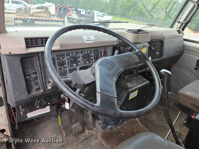 image for item EN2073 2002 International 2574 roll-off container truck