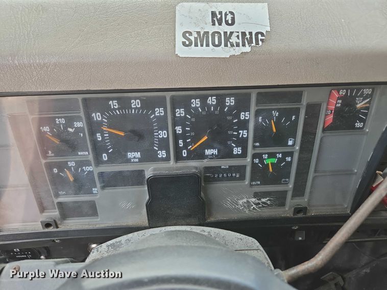 image for item EN2073 2002 International 2574 roll-off container truck