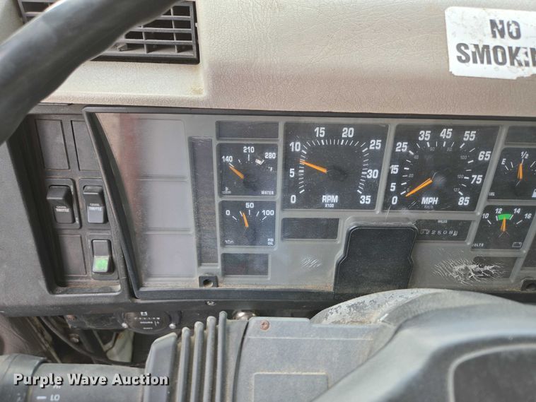 image for item EN2073 2002 International 2574 roll-off container truck