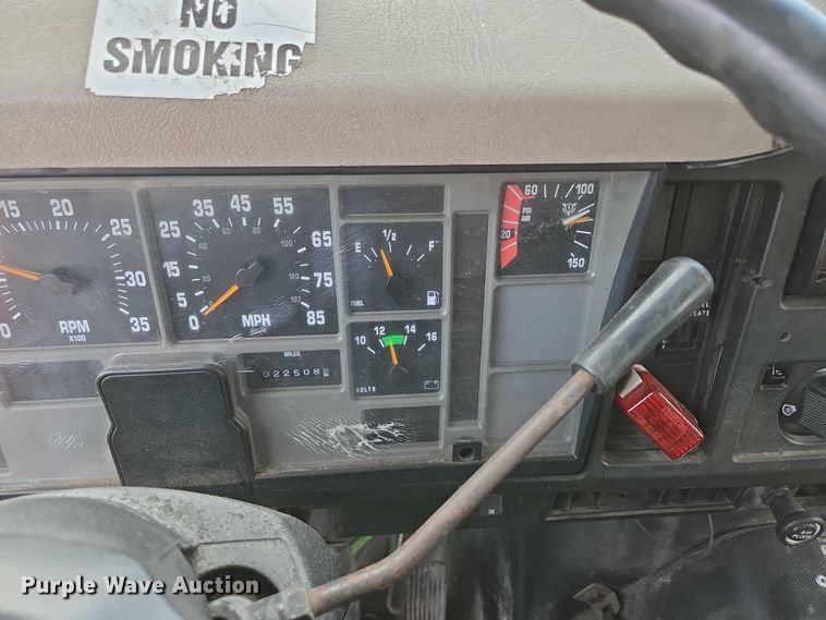 image for item EN2073 2002 International 2574 roll-off container truck