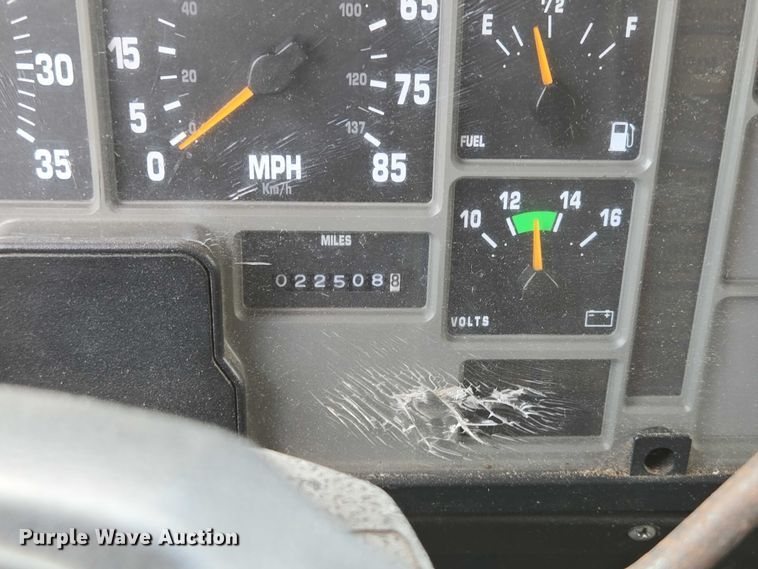 image for item EN2073 2002 International 2574 roll-off container truck