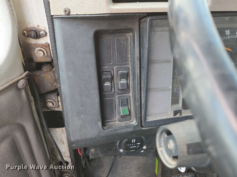 image for item EN2073 2002 International 2574 roll-off container truck