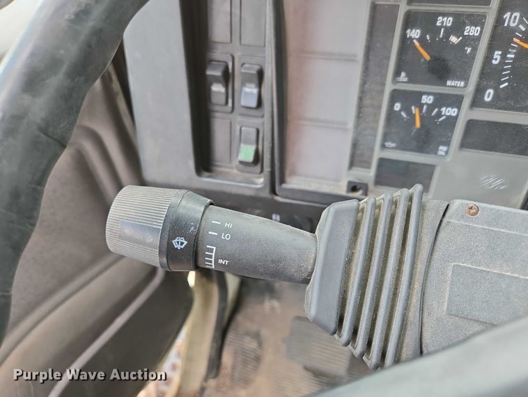 image for item EN2073 2002 International 2574 roll-off container truck