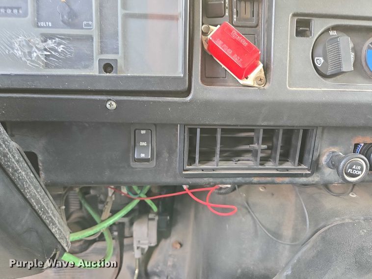 image for item EN2073 2002 International 2574 roll-off container truck