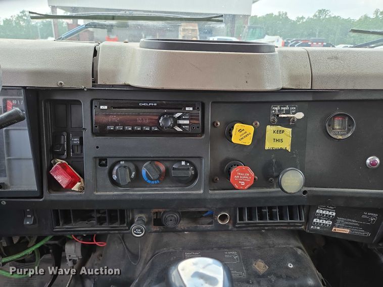 image for item EN2073 2002 International 2574 roll-off container truck