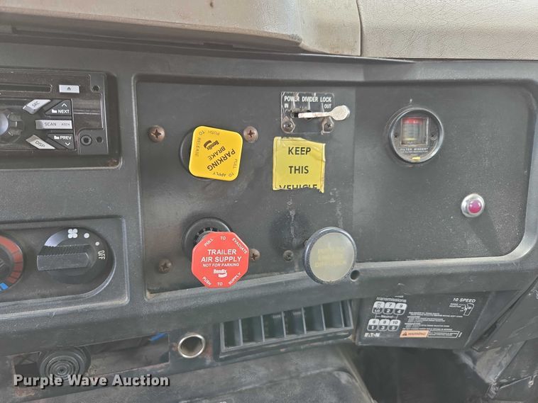 image for item EN2073 2002 International 2574 roll-off container truck